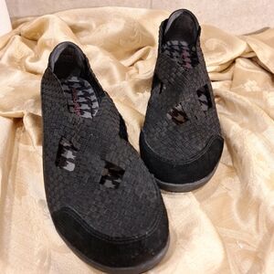 Skechers Relaxed fit Memory Foam Black Criss Cross Basketweave Design